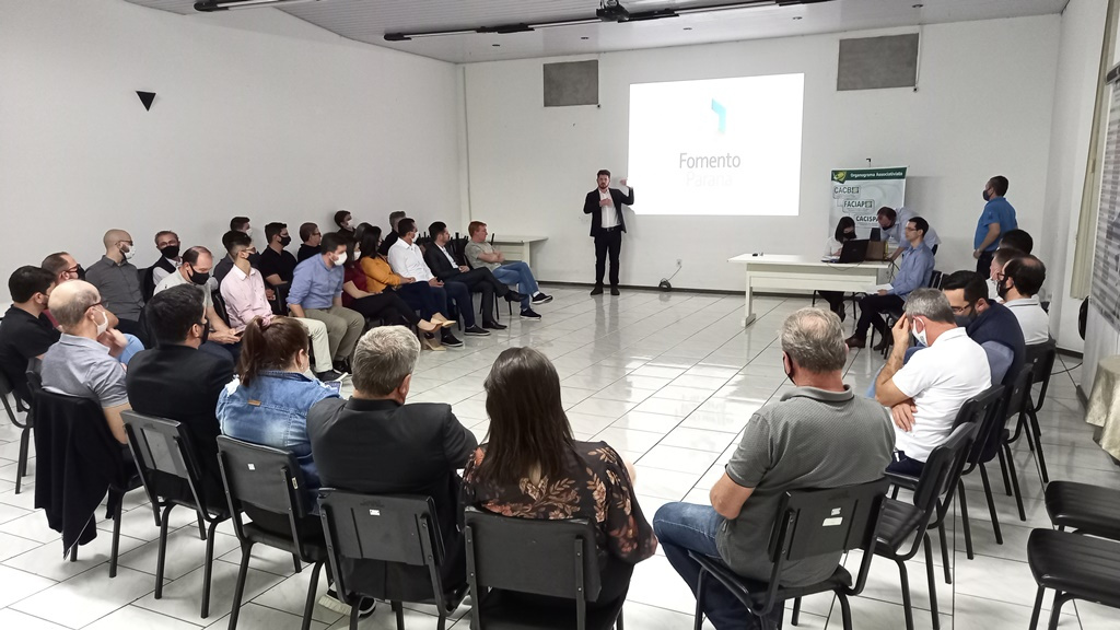 Fomento Paraná apresenta linhas de crédito em reunião da Cacispar